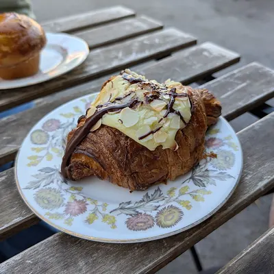 Croissant na talíři